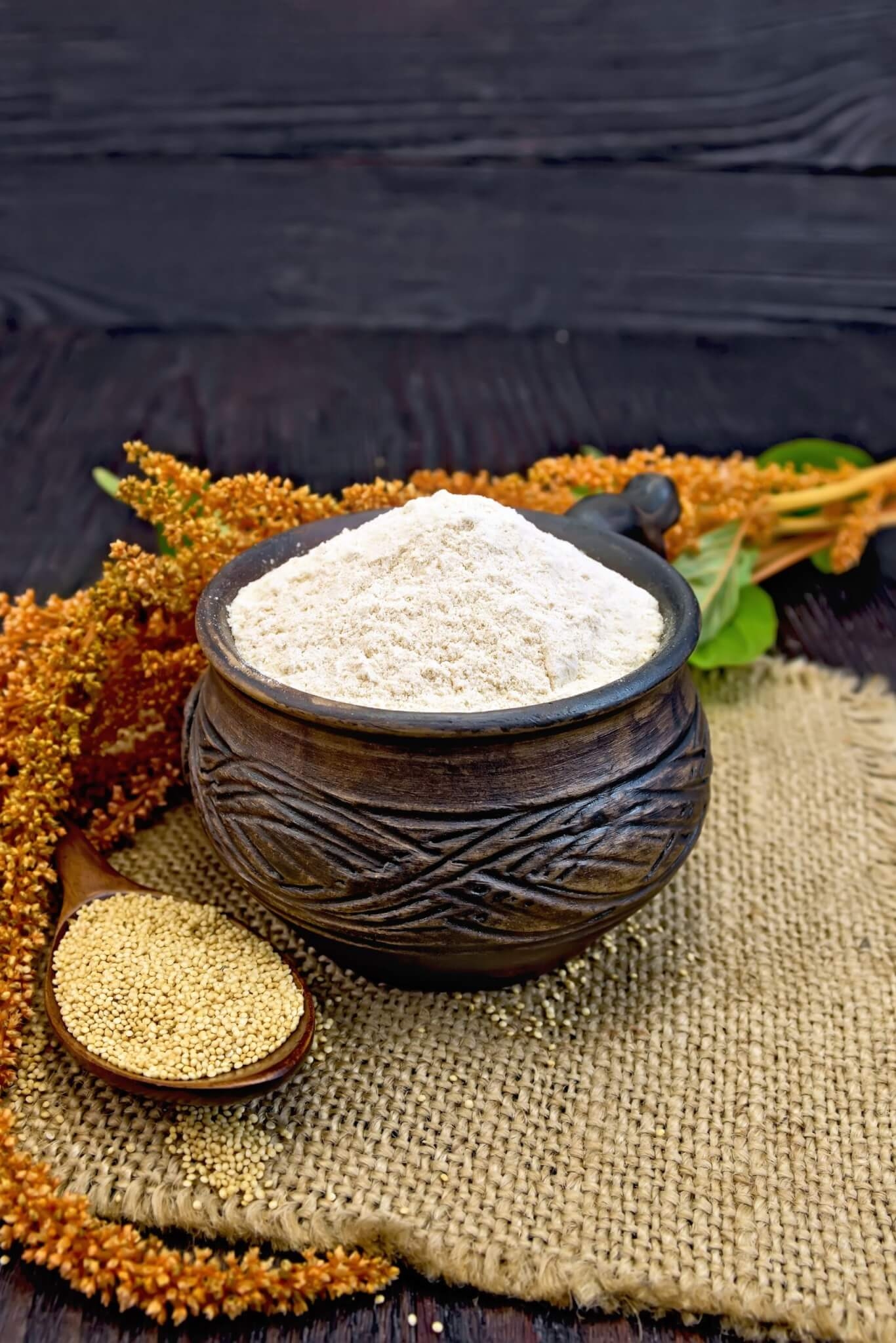 9. Farinha de amaranto Feita a partir das sementes de amaranto, essa farinha contém fibras, ferro, magnésio, proteínas e vitaminas do complexo C e B6, que a tornam ideal para o preparo de bolos e pães. Isso porque ela adiciona um gosto doce aos pratos sem alterar o sabor original. Reprodução: EdiCase