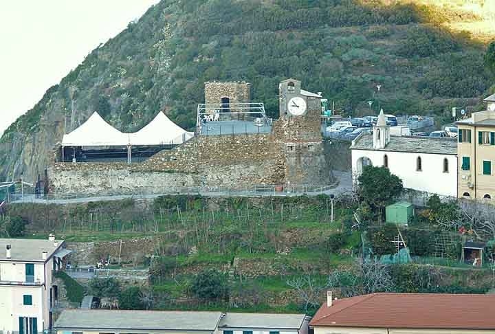 Com ingresso a cinco euros (R$ 30), o passeio inclui uma visita ao Castelo Riomaggiore, erguido no século 13.  