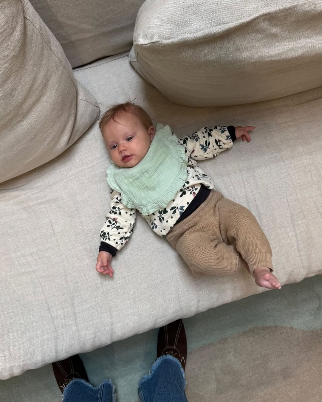 Ana, filha caçula de Chay Suede e Laura Neiva. Foto: Reprodução Instagram