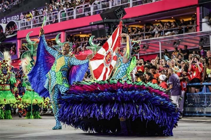 Com a chegada do Carnaval 2025, os foliões seguem animados para os desfiles das escolas de samba do Grupo Especial do Rio de Janeiro. Assim, as 12 agremiações entram na Marquês de Sapucaí na disputa pelo título, com enredos recheados de ancestralidade e riqueza cultural.  Reprodução: Flipar