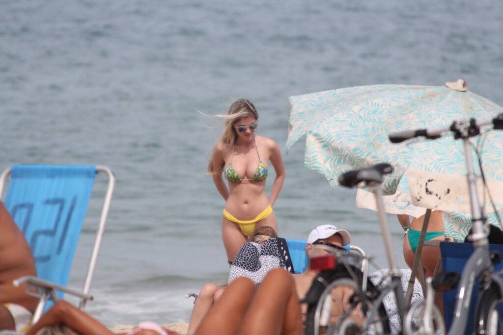 Bárbara Evans curte praia com amigos nesta segunda-feira (01) AgNews