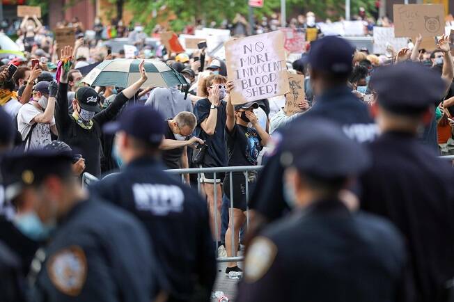 Manifestantes protestam em Nova York após a morte de Floyd por um policial branco. Foto: William Volcov/Brazil Photo Press/Agencia O Globo