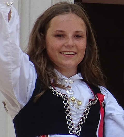 Princesa Ingrid Alexandra da Noruega - Filha do príncipe herdeiro Haakon e da princesa Mette-Marit, Ingrid Alexandra é a segunda na linha de sucessão ao trono norueguês. Prestes a fazer 21 anos, pratica esportes como esqui e kickboxing, e já participa de eventos oficiais. Sua educação é focada em preparar para a futura liderança do país. Reprodução: Flipar