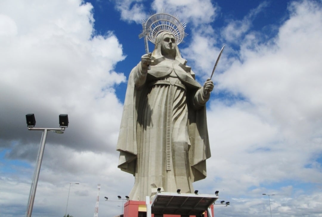 A estátua de São Miguel Arcanjo também baterá o recorde do monumento de Santa Rita de Cássia, no Rio Grande do Norte, com 56 metros, que, atualmente, é o maior símbolo católico do mundo.
 Reprodução: Flipar