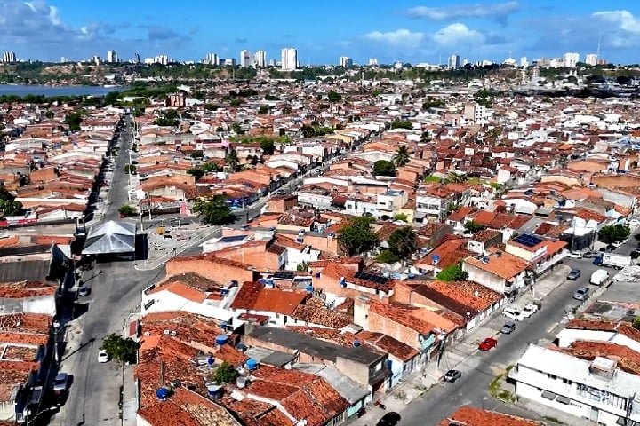 A cidade é hoje um dos principais destinos turísticos do Brasil, sendo reconhecida por sua capacidade de preservar suas tradições e ao mesmo tempo se modernizar para atender às necessidades de seus habitantes e visitantes. Maceió é, sem dúvida, um dos maiores tesouros do Nordeste brasileiro. Reprodução: Flipar