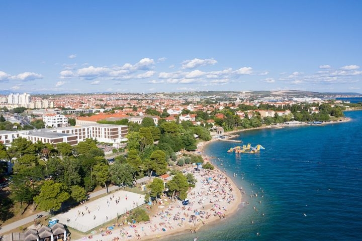 Além de marcos históricos muito relevantes, Zadar possui um belo litoral, com algumas das mais belas praias do país. Na foto, a praia de Kolovare.  Reprodução: Flipar