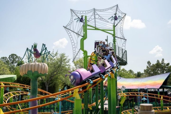 Trolls Trollercoaster - Aqui, visitantes de todas as idades embarcam no famoso Caterbus, escapar de aranhas malignas e se aventurar em uma montanha-russa radical com uma vibrante pista cheia de cores!
 Reprodução: Flipar