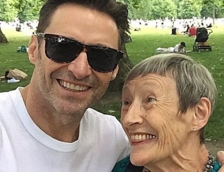 Sobre a sua família de origem, Hugh revelou em 2023 que decidiu fazer terapia para tratar do trauma de ter ficado sem a mãe quando era criança. Grace foi embora ao se separar do marido. Reprodução: Flipar