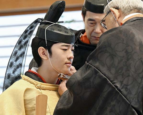 De acordo com a tradição japonesa, apenas homens podem ascender ao trono, o que exclui sua irmã mais velha, a princesa Aiko, da sucessão.
 Reprodução: Flipar