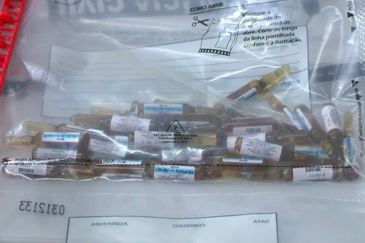 A operação, feita pelo Departamento Especializado em Narcóticos (Denarc) da Polícia Civil, apreendeu 31 frascos da droga.
