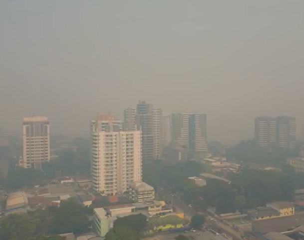 Há algum tempo, a cidade também lida com uma intensa poluição do ar causada por incêndios na região metropolitana. Na segunda semana de outubro, a qualidade do ar em Manaus foi classificada como uma das piores do mundo.