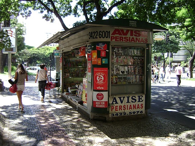 Apesar da redução do número de bancas de jornais (São Paulo, por exemplo, tinha 4.500 em 1996 e passou para 2.400 atualmente), as bancas de jornal ainda são queridas de grande parte do público. E vendem produtos variados para se sustentar, além de fazer propagandas que também podem render algum dinheiro.  Reprodução: Flipar