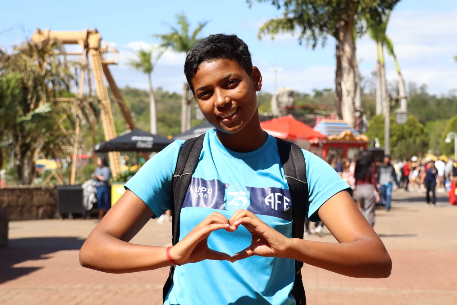 Atletas e comissão técnica da Ferroviária têm dia divertido no Hopi Hari, com direito a anúncio oficial de parceria entre a equipe e o parque. Foto: Divulgação