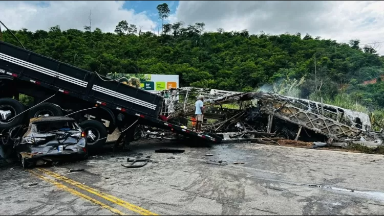 Ao todo, acidente envolveu ônibus, carreta e carro de passeio Divulgação do Corpo de Bombeiros