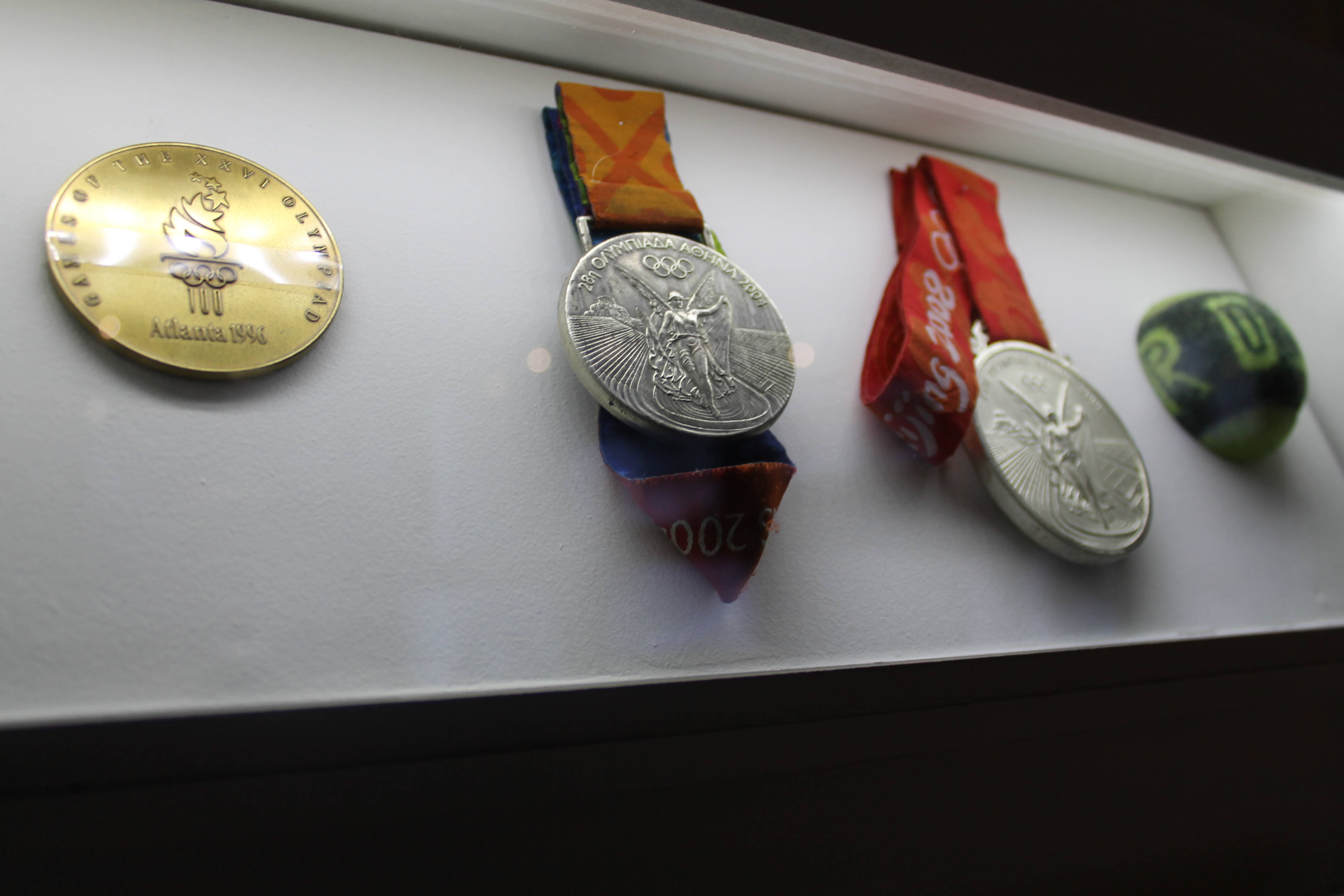Algumas medalhas estão no acervo da exposição "Contra-Ataque: As mulheres do futebol". Foto: Flavia Matos/ IG
