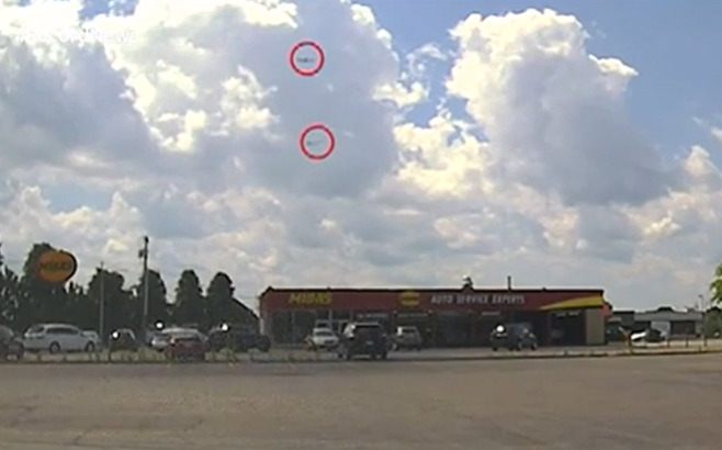 O controlador autorizou que um avião pousasse, mas, ao mesmo tempo, liberou a decolagem de outro, na mesma pista. Por sorte, um dos pilotos percebeu e avisou ao controlador. O piloto, então, arremeteu (abortou o pouso imediato) para evitar na colisão. Reprodução: Flipar