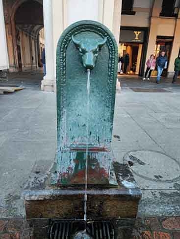 FONTE DE LA CITTÀ - Turim - Esta fonte monumental, localizada na Piazza San Carlo, foi inaugurada em 1930. É famosa por seu design elegante e por ser um ponto de referência na cidade, cercada por cafés e boutiques.
 Reprodução: Flipar