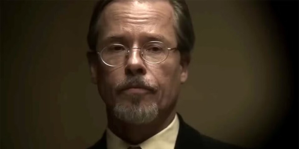Em “O Brutalista”, Guy Pearce vive um poderoso industrial em trama que retrata a trajetória do arquiteto húngaro Laszló Toth (Adrien Brody), que migra para os Estados Unidos após a Segunda Guerra Mundial. 
 Reprodução: Flipar