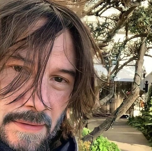 Em 2923m o ator Keanu Reeves, então com 59 anos (agora está com 60),  surpreendeu ao mencionar a violência no Brasil.  O FLIPAR mostrou na época.  Reprodução: Flipar