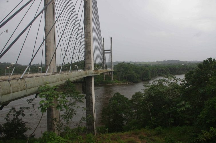 A conexão entre esses dois locais é facilitada por uma ponte que passa sobre o rio e interliga a cidade de Oiapoque à Saint-Georges-de-l’Oyapock. Acertou quem pensou na Guiana Francesa. Reprodução: Flipar
