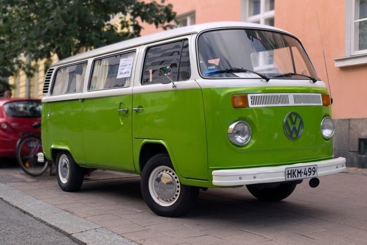 Ao longo das décadas, a Kombi passou por poucas mudanças em termos de design, mantendo sua essência original. Reprodução: Flipar