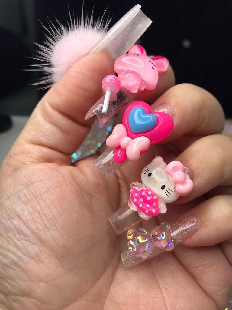 Esta nail art expressa o tom fofo das Kawaii Nails com pompons, brilho e decoração com corações, ursinhos e até a Hello Kitty. Foto: Divulgação/Márcia Câmara