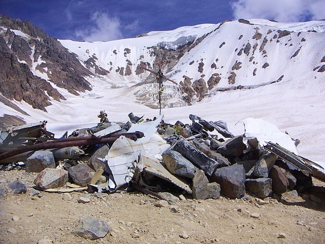 O local da tragédia tem um memorial, visitado por alpinistas e documentaristas em busca de filmagens sobre um dos episódios mais impressionantes da história.  Reprodução: Flipar