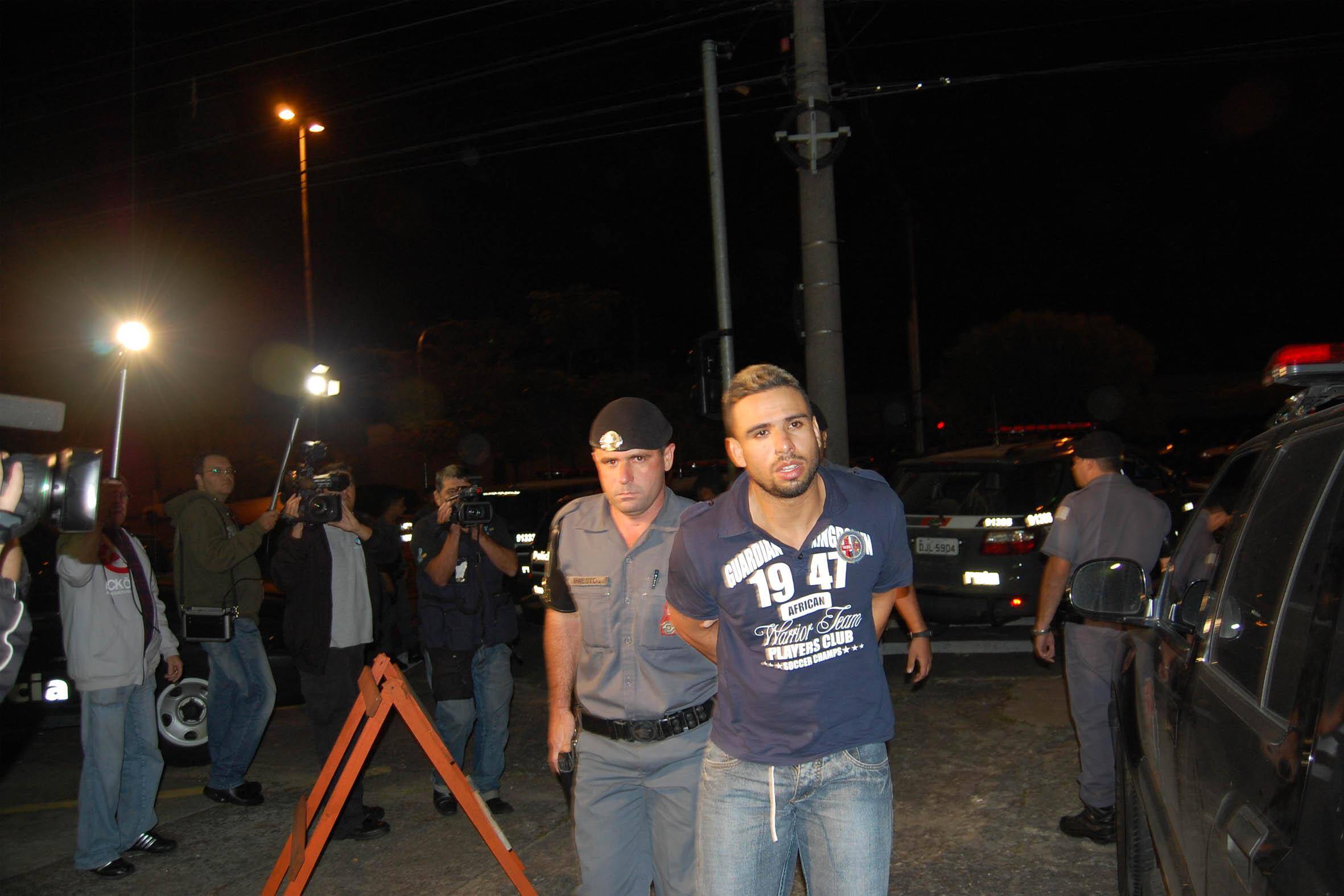 Bandido ligado ao PCC é conduzido por policial em ação fruto de denúncia anônima (6/5/2011) Futura Press