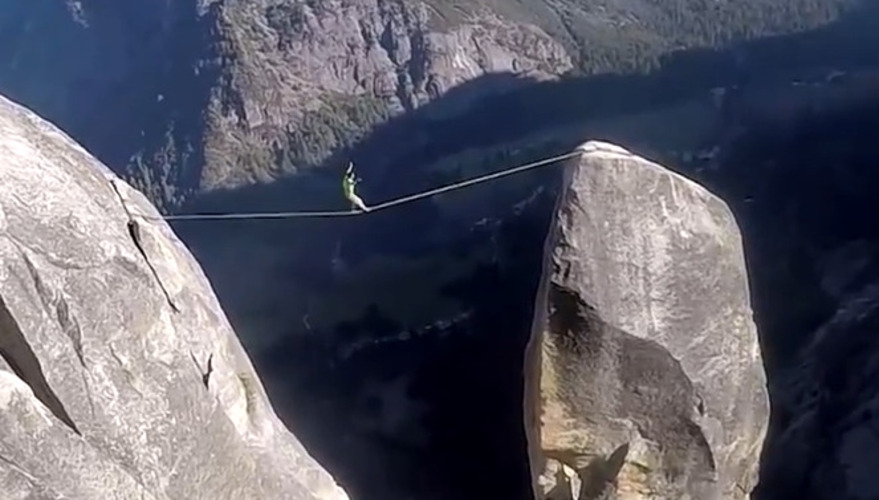 Caio Afeto, inclusive, tem no currículo o título de primeiro brasileiro a cruzar o abismo de Yosemite, nos EUA, sem proteção (foto).  Reprodução: Flipar
