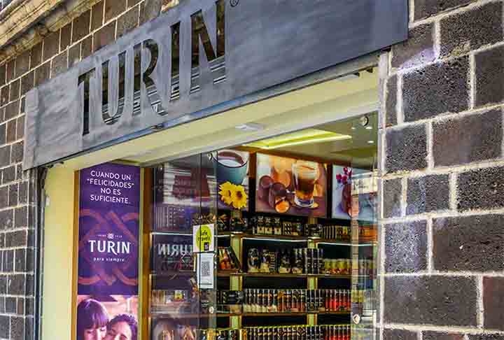 A cidade é considerada a capital italiana do “aperitivo“, uma tradição local que acontece todas as noites, aproximadamente das 16h às 19h. Durante esse período, os bares oferecem pequenos pratos acompanhados de bebidas por preços reduzidos.  Reprodução: Flipar