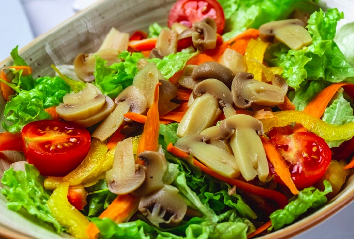 Versáteis na culinárias, os cogumelos podem ser consumidos crus, cozidos, salteados, em sopas, saladas, molhos e diversas outras receitas. Reprodução: Flipar