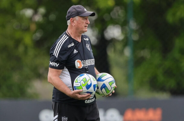 TEC: LUIZ FELIPE SCOLARI - Não arranjou meios de fazer o seu time conseguir sair da marcação do América. E optar por Pavón se mostrou pouco producente. Mas tem estrela, pois este jogador acabou fazendo uma única boa jogada que deu a chance de Paulinho marcar - NOTA 6,0 - Foto: Pedro Souza / Atlético