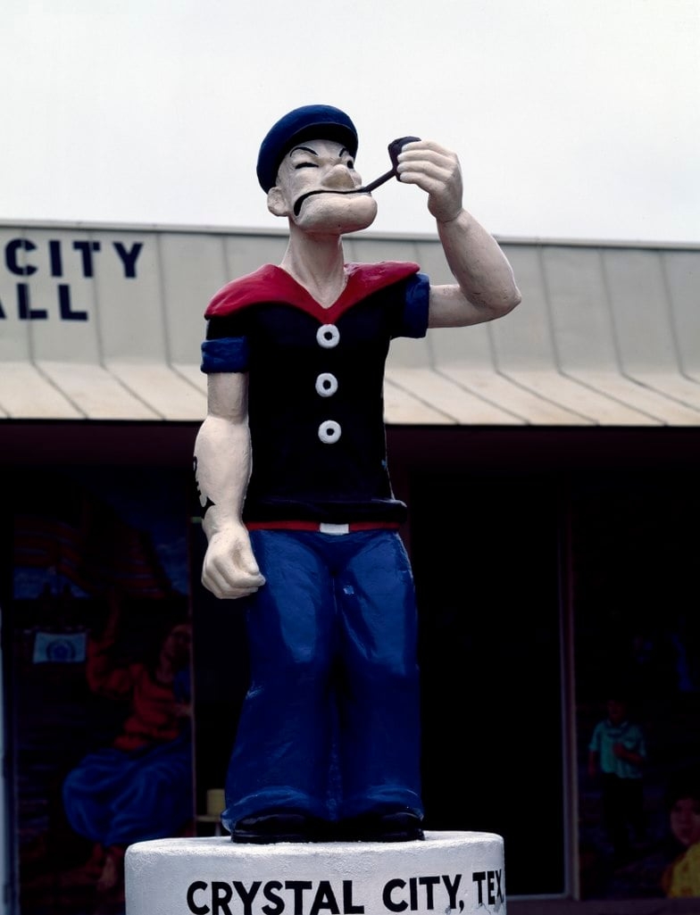 Uma curiosidade acerca de Popeye é que ele foi o primeiro personagem de quadrinhos a ser representado em uma estátua pública, em 1937, em Crystal City, no estado do Texas. 
 Reprodução: Flipar