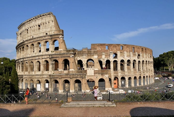 O Coliseu, também conhecido como Anfiteatro Flaviano, é um anfiteatro oval localizado no centro da cidade de Roma, capital da Itália. Construído com tijolos revestidos de argamassa e areia, e originalmente cobertos com travertino é o maior anfiteatro já construído e está situado a leste do Fórum Romano.  Reprodução: Flipar