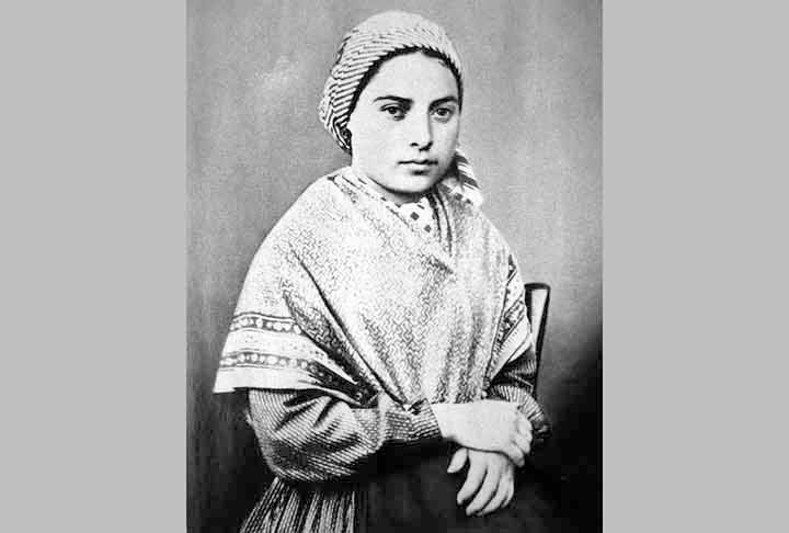 Bernadette Soubirous (foto), uma camponesa então com 14 anos, contou à mãe sobre a primeira das 18 aparições no dia 11 de fevereiro de 1858, na Gruta de Massabielle. 
 Reprodução: Flipar