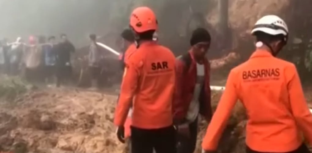 Fora os terremotos e as erupções vulcânicas, também ocorrem acidentes de menor impacto, mas capazes de causar danos e perdas. Em 22/1/2025, um deslizamento de terra durante chuvas torrenciais deixou 25 mortos na cidade de Pekalongan, na província de Java Central.  Reprodução: Flipar