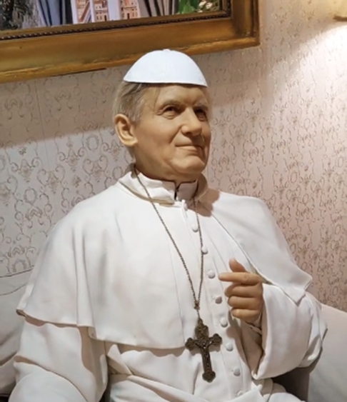 O Papa João Paulo II (se estivesse vivo) daria a bênção parar esta escultura. Só porque ele era bonzinho. Escultores do museu, vocês estão perdoados.  Reprodução: Flipar