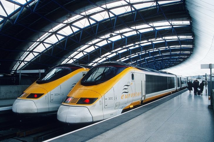 Em outra comparação, o Eurostar atinge 300 km/h e a maioria dos trens do Reino Unido opera a cerca de 200 km/h. Reprodução: Flipar