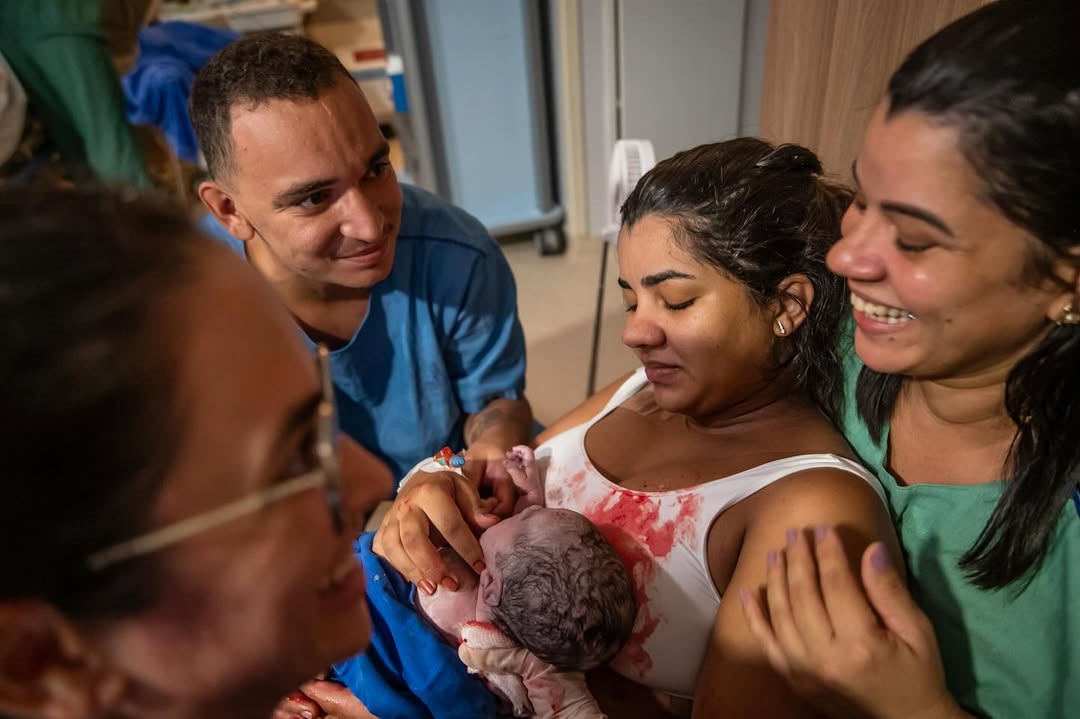 Familiares conhecem Joaquim. Foto: Reprodução/ Instagram @deborahghelman @arymirelle