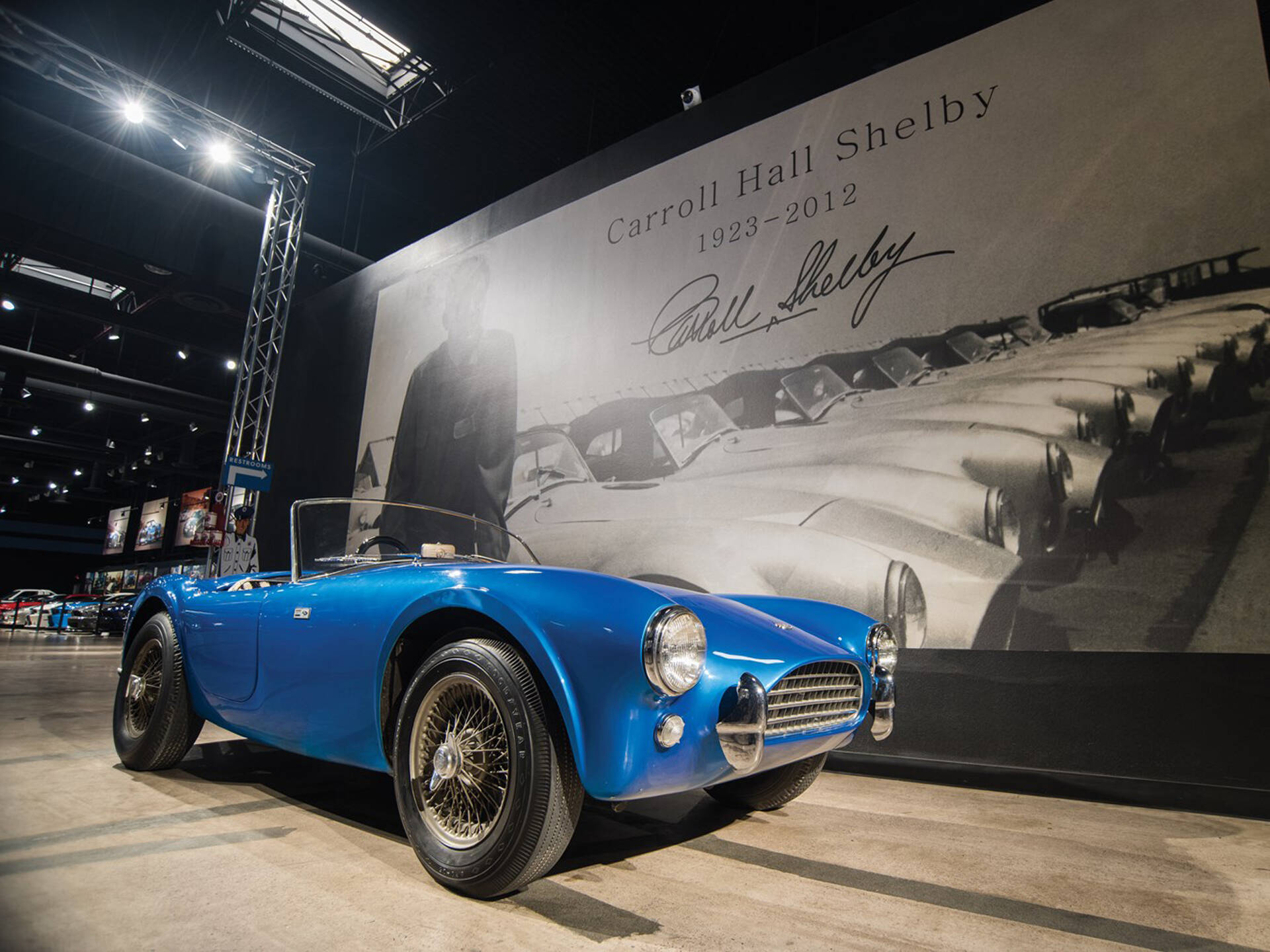 O primeiro Shelby Cobra, construído pelo próprio Carroll Shelby em 1962, quando colocou o motor 4.3 V8 da Ford dentro do pequeno AC Ace.. Foto: Divulgação/RM Auctions