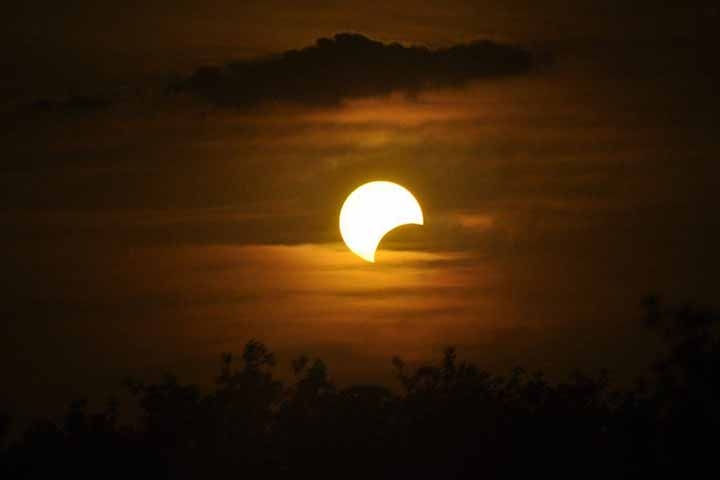 Os Eclipses Solares consistem na passagem da Lua em frente ao Sol. No entanto, eles podem acontecer de diferentes formas e possibilitando diferentes visões.  Reprodução: Flipar