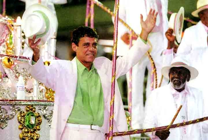 Em 1998, Chico Buarque foi tema do enredo da Mangueira, sua escola do coração, no Carnaval do Rio de Janeiro. Com “Chico Buarque da Mangueira”, a Verde-e-Rosa encerrou jejum de 11 anos e conquistou o 17º título de sua história.
 Reprodução: Flipar