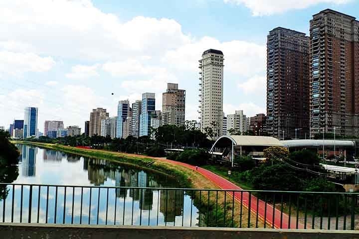 Sua localização estratégica é outro grande atrativo, proporcionando rápido acesso a importantes polos econômicos como a movimentada Avenida Faria Lima e outros centros corporativos da região.  Reprodução: Flipar