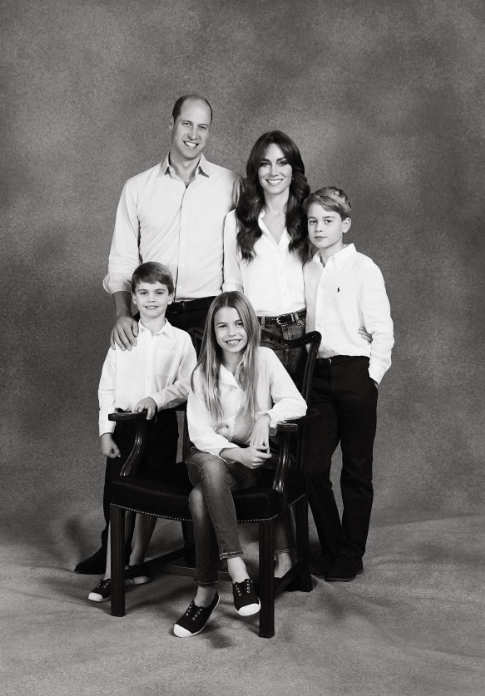 Erro de photoshop deixa membro da família real sem dedo; veja. Foto: Reprodução