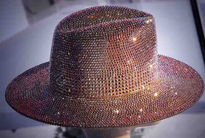 Os chapéus, por sua vez, oferecem um toque de opulência ao vestuário. Decorados com cristais cintilantes, eles transformam um acessório comum em uma peça de destaque. Reprodução: Flipar