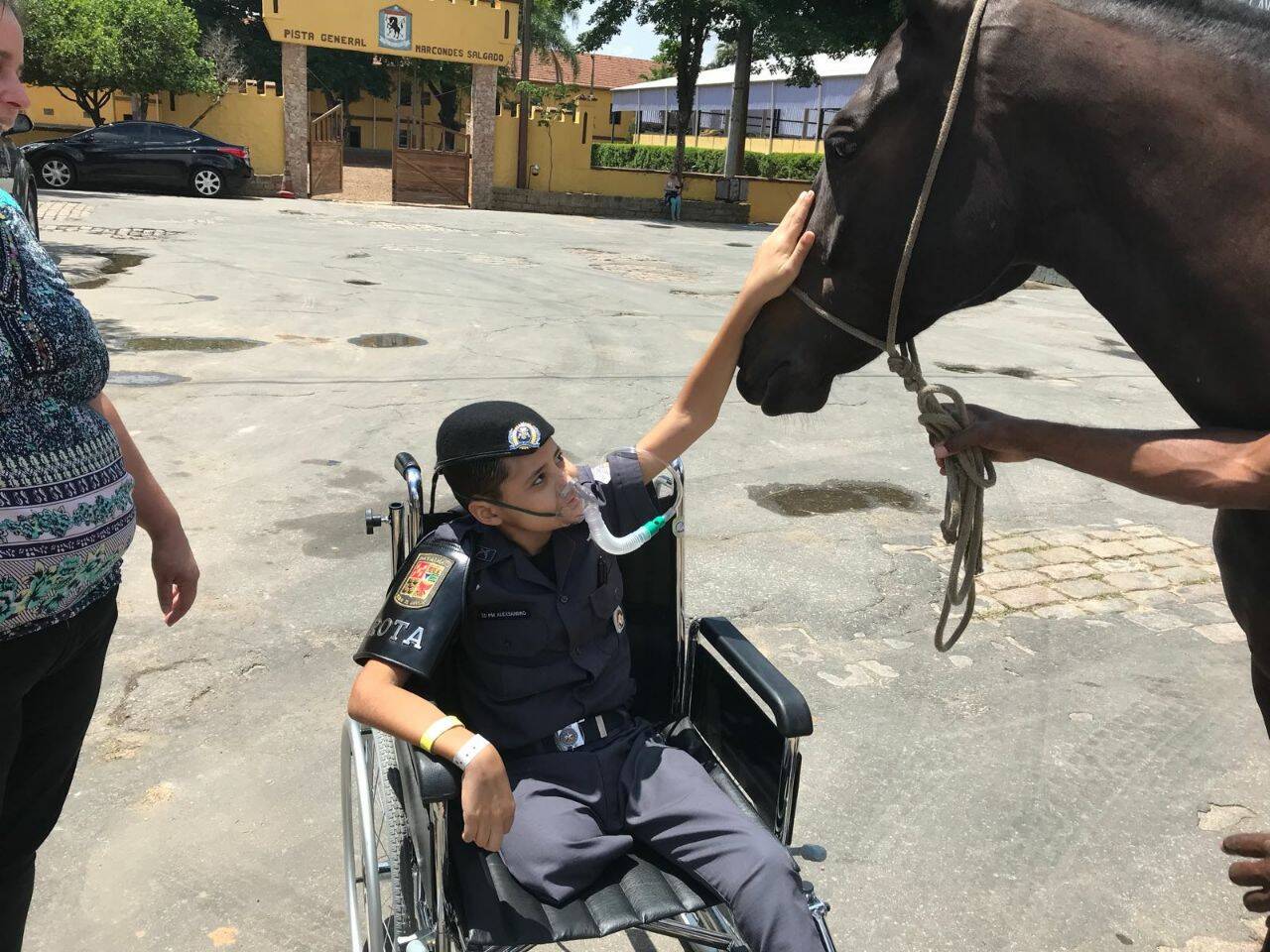 Visita do menino Alexsandro ao Regimento 9 de Julho da Cavalaria da Polícia Militar de SP. Foto: Divulgação/Polícia Militar