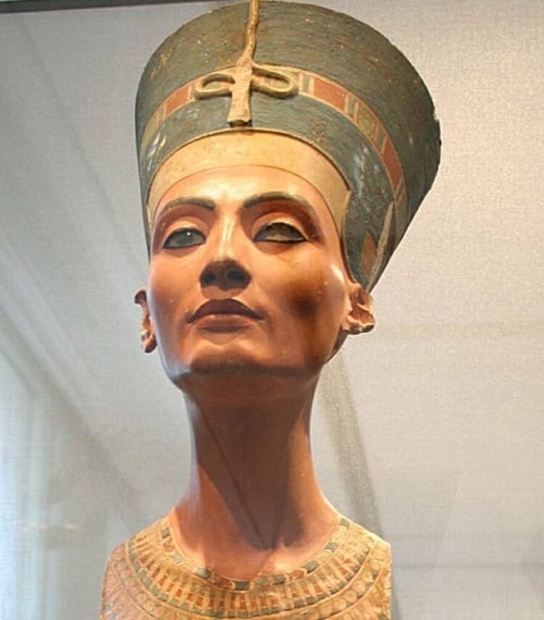 A falta de um olho no busto provavelmente tem mais a ver com o processo de criação da obra, que foi usado para produzir cópias da imagem de Nefertiti. Reprodução: Flipar