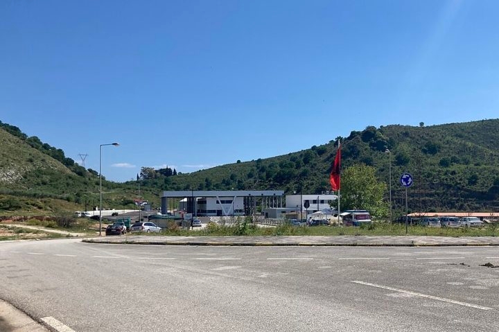 A divisa entre a Albânia e a Grécia é uma área marcada por conflitos políticos que já duram mais de cem anos, o que limita bastante o trabalho de cientistas e exploradores em geral. Reprodução: Flipar