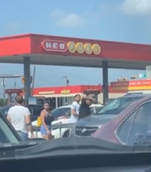  Um homem fechou o carro, deixando a chave do lado de dentro, e não conseguia mais abrir a porta.  Um bebê estava dentro do veículo.  Reprodução: Flipar