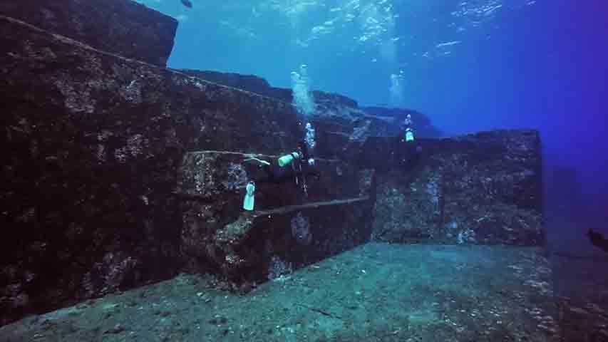 Uma misteriosa estrutura de pedra submersa, localizada perto das Ilhas Ryukyu, no Japão, intriga cientistas desde sua descoberta em 1986. Reprodução: Flipar
